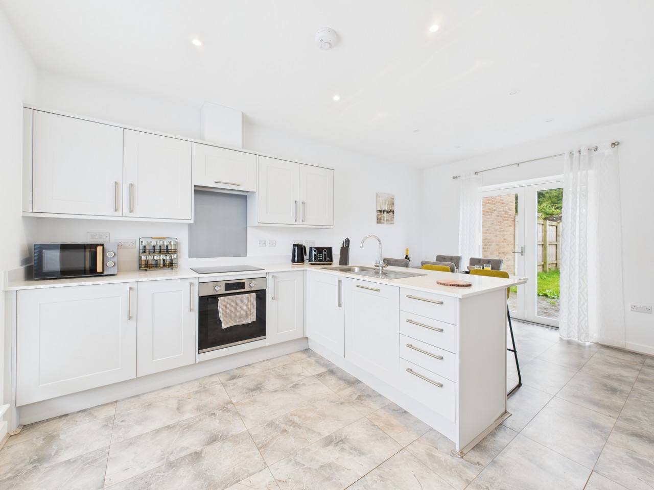 Harvey’s Yard | New | Luxury Stay | Walk to Beach