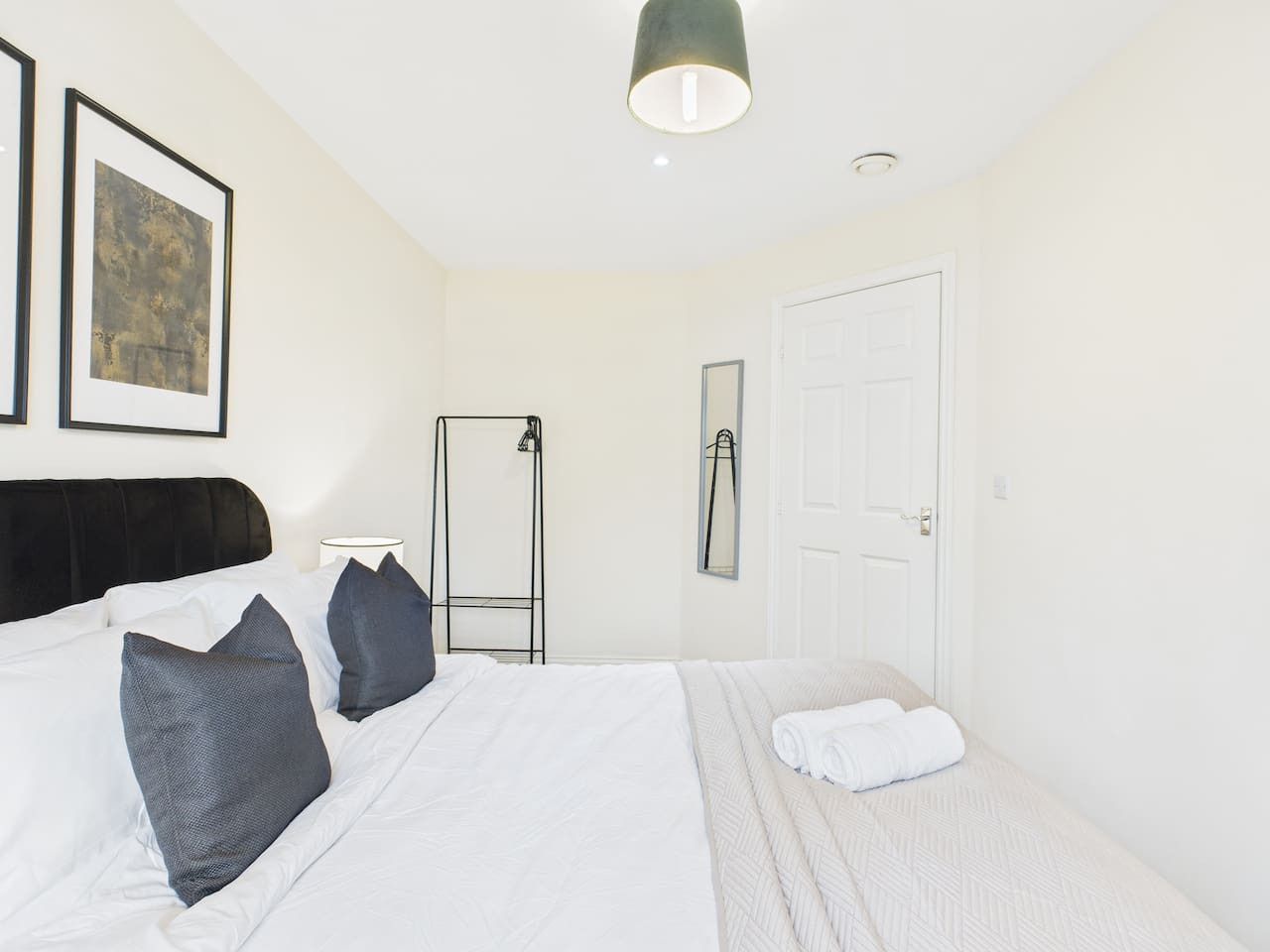 Stylish Cheltenham Apartment | Spacious | Parking