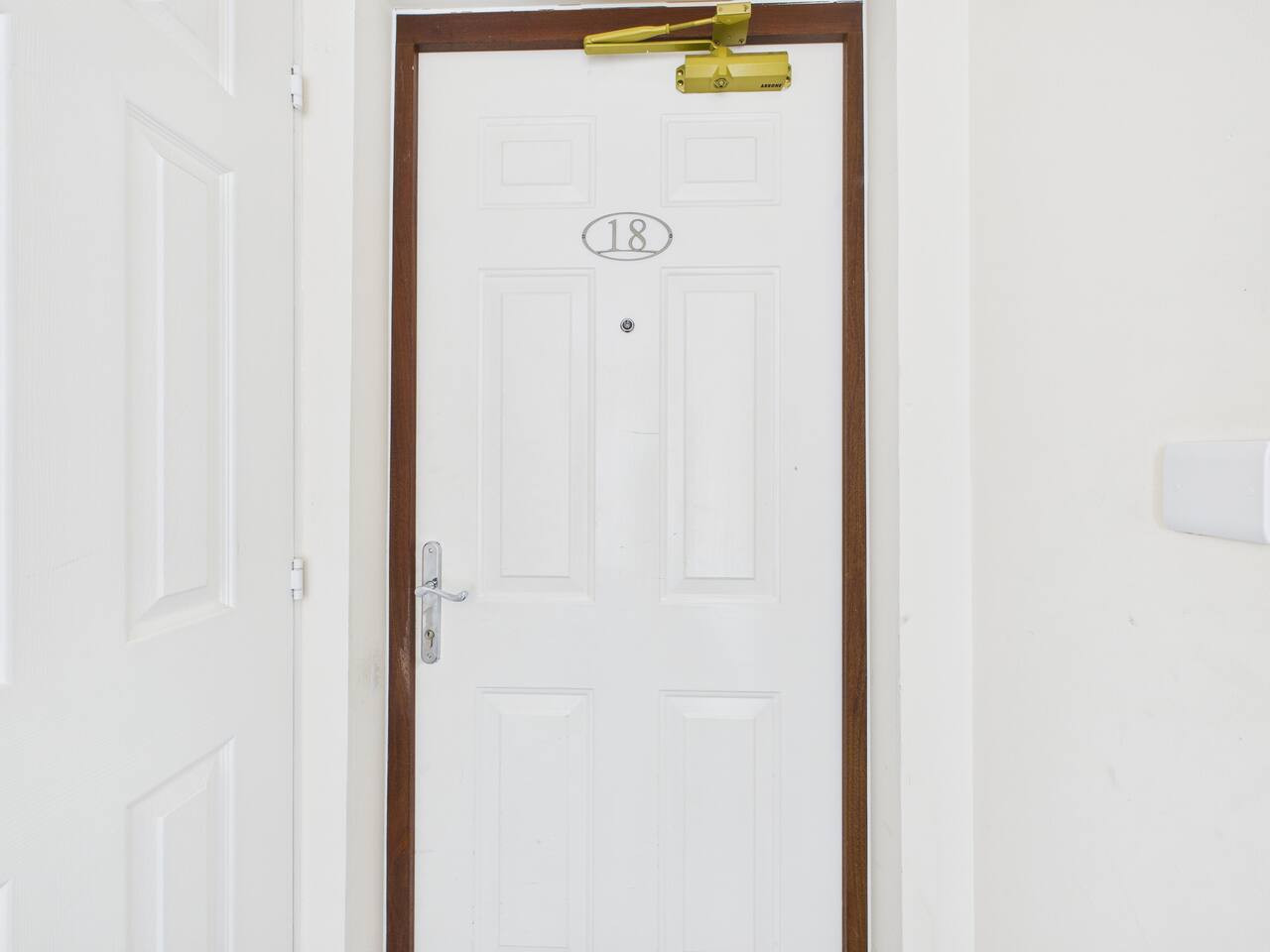 Stylish Cheltenham Apartment | Spacious | Parking