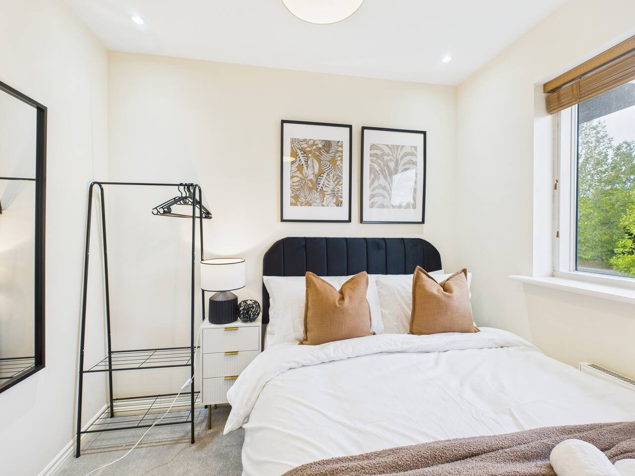 Stylish Cheltenham Apartment | Spacious | Parking