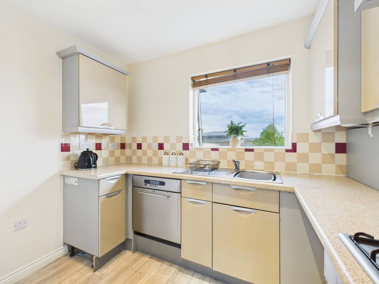 Stylish Cheltenham Apartment | Spacious | Parking