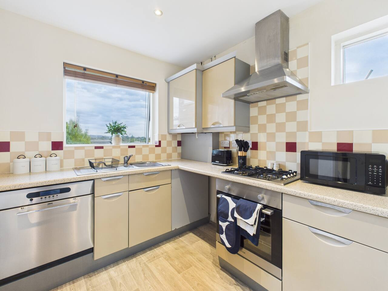 Stylish Cheltenham Apartment | Spacious | Parking