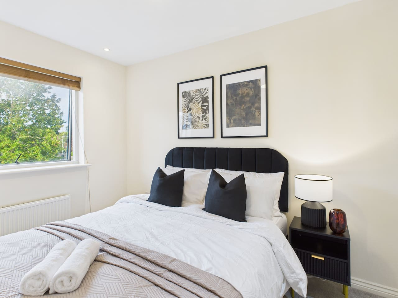 Stylish Cheltenham Apartment | Spacious | Parking