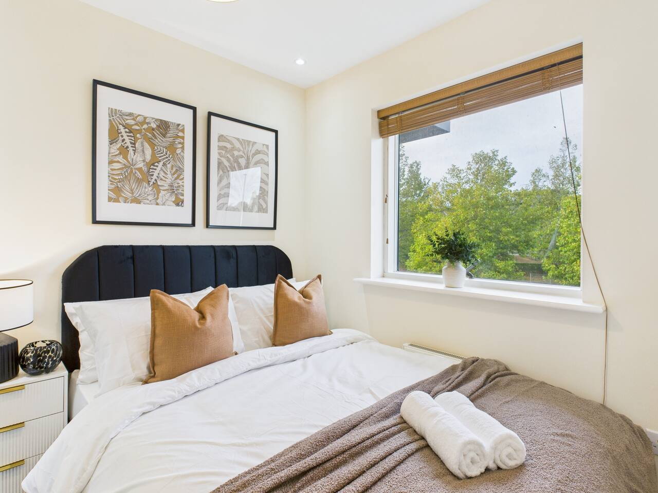 Stylish Cheltenham Apartment | Spacious | Parking