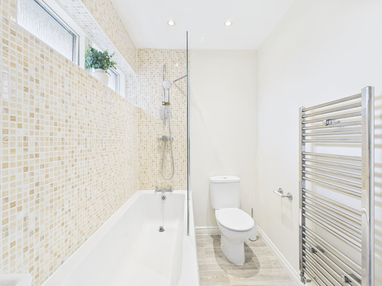 Stylish Cheltenham Apartment | Spacious | Parking