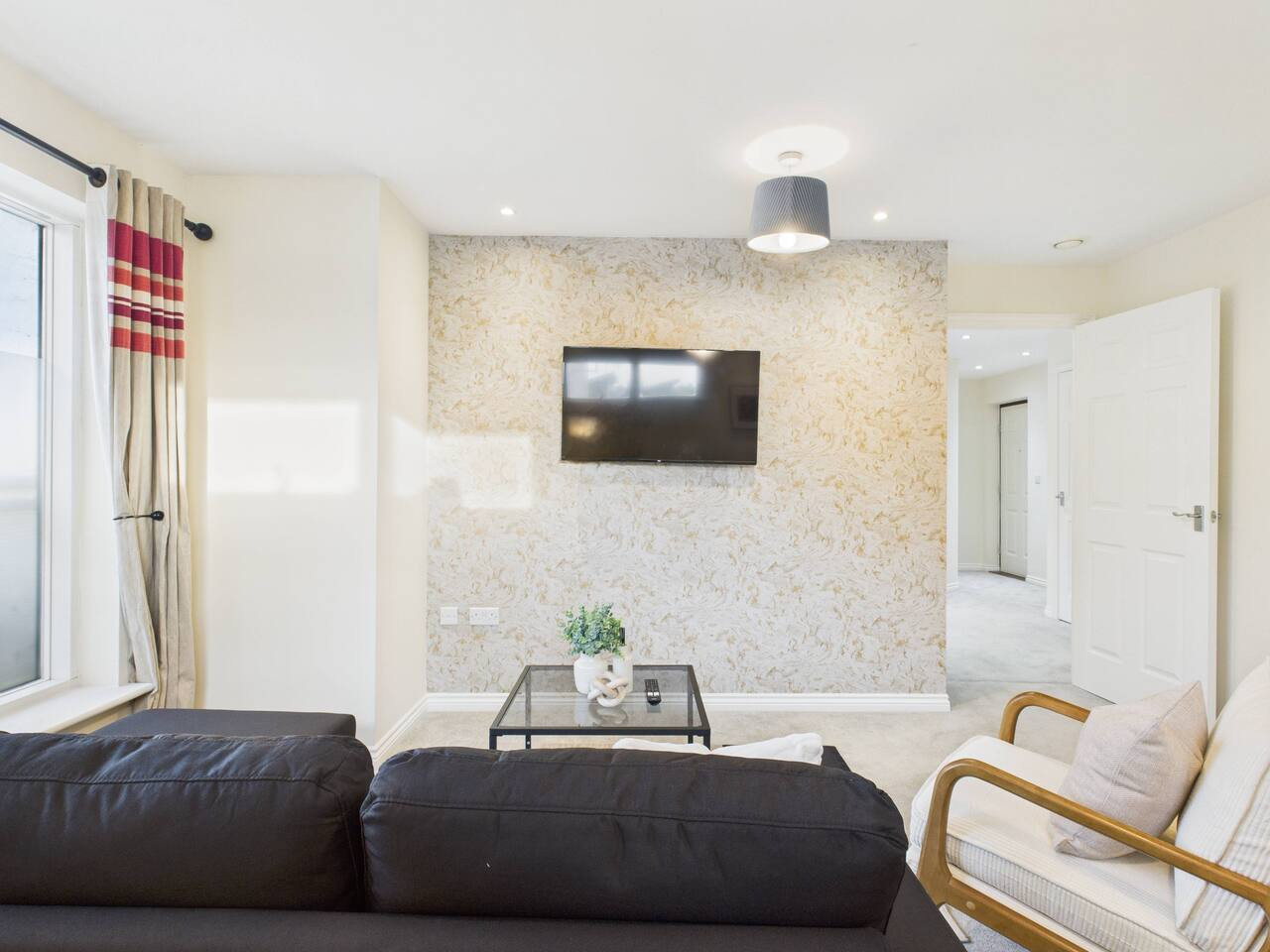 Stylish Cheltenham Apartment | Spacious | Parking