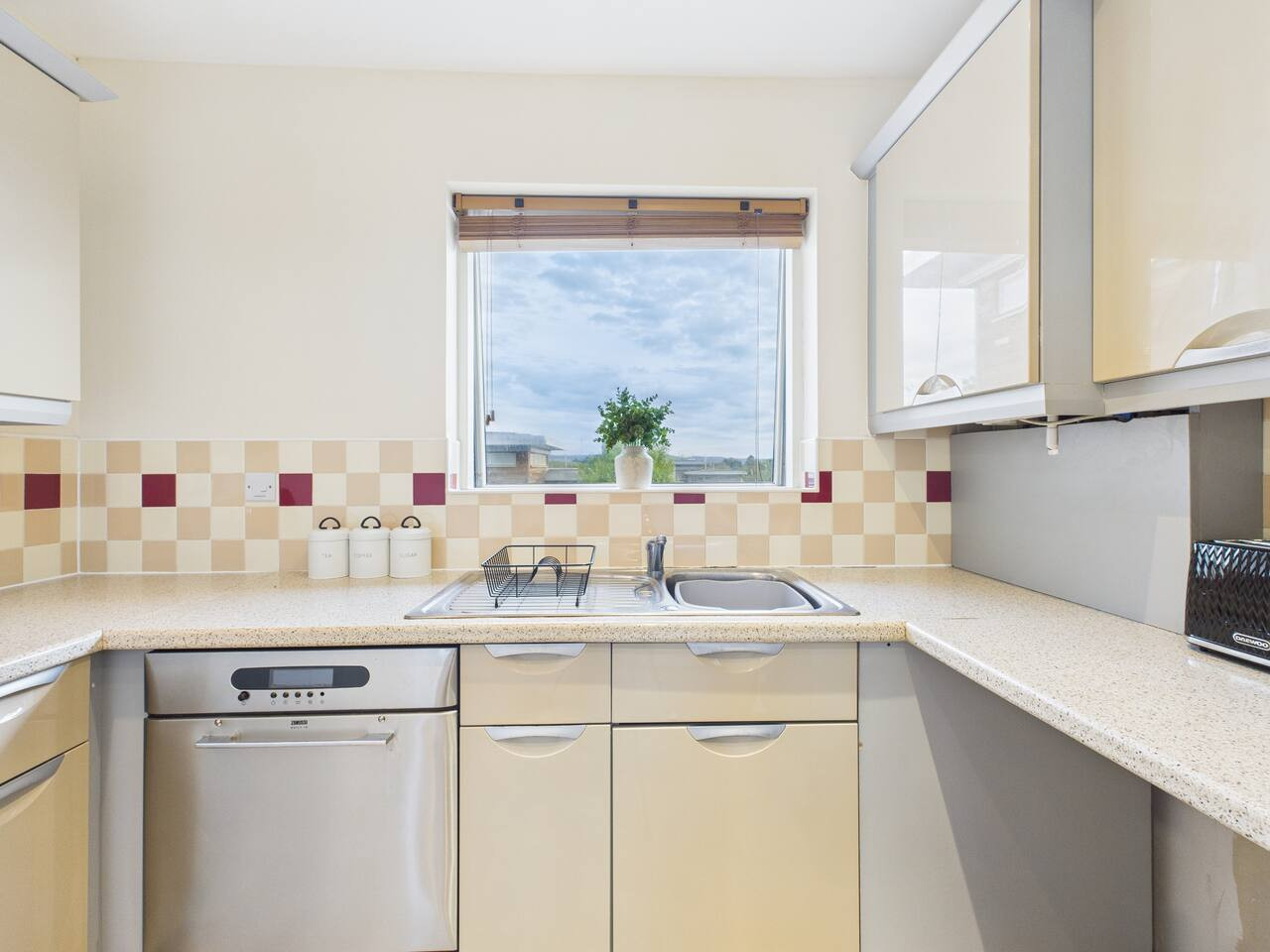 Stylish Cheltenham Apartment | Spacious | Parking