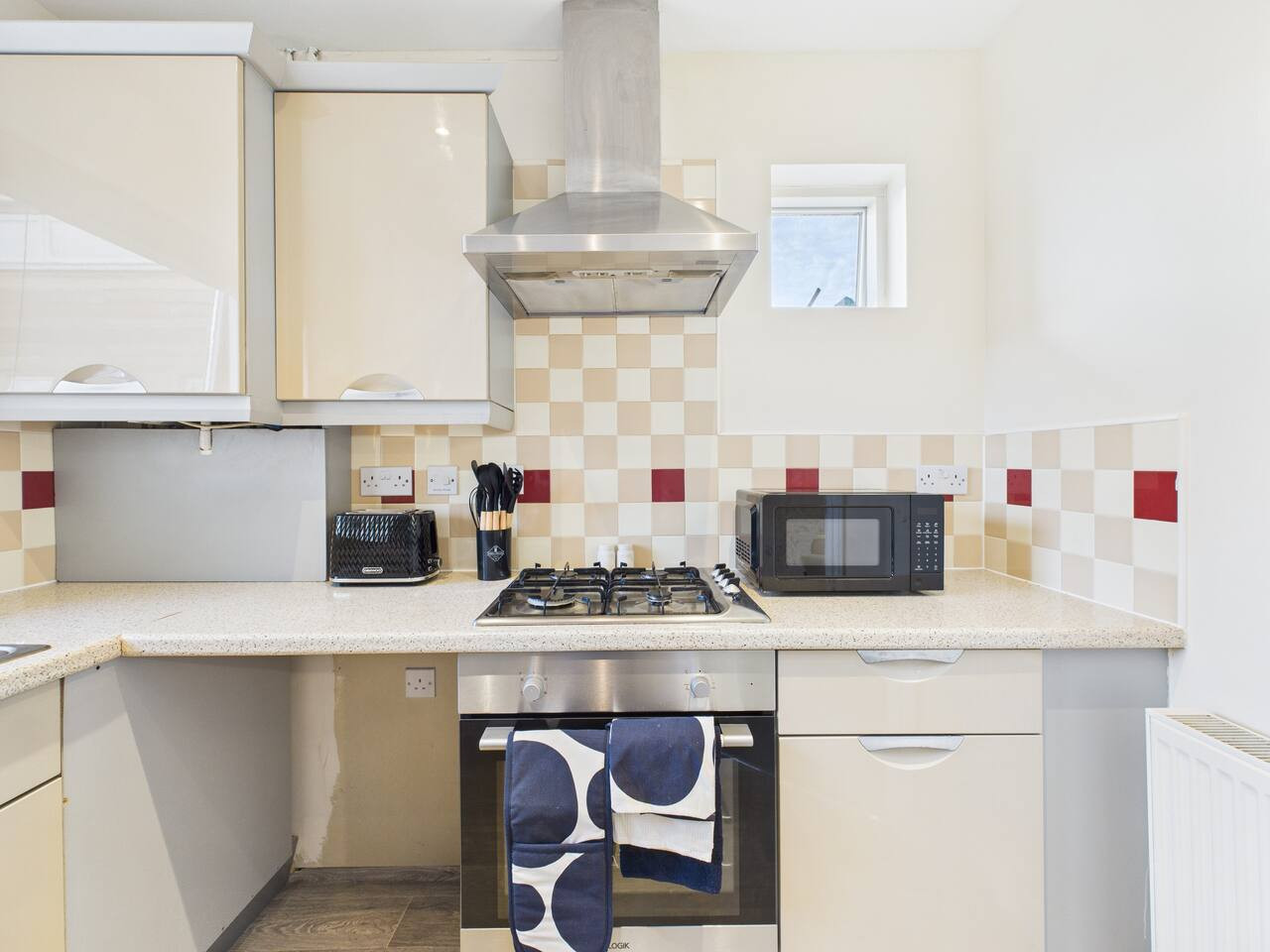 Stylish Cheltenham Apartment | Spacious | Parking
