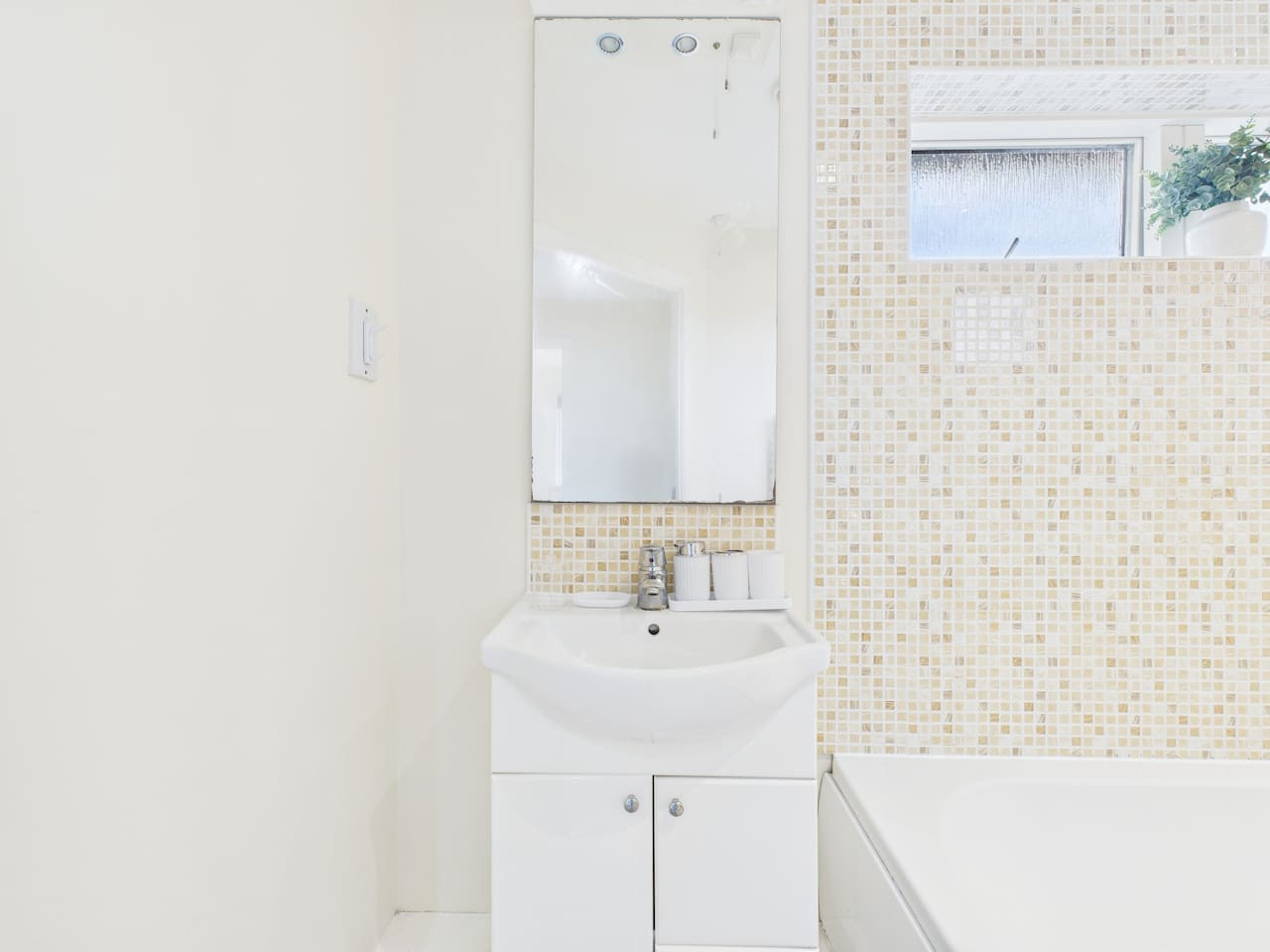 Stylish Cheltenham Apartment | Spacious | Parking