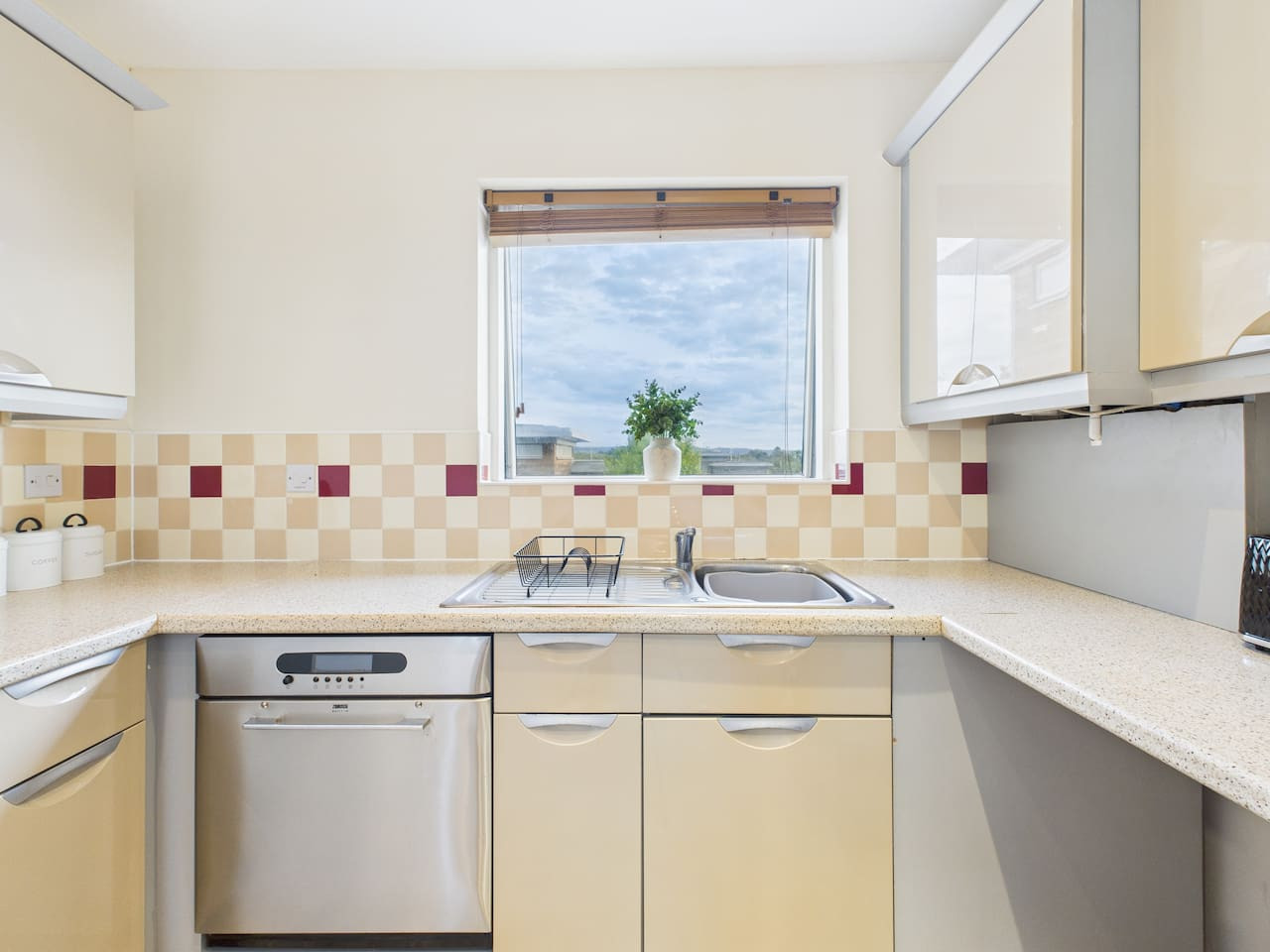 Stylish Cheltenham Apartment | Spacious | Parking