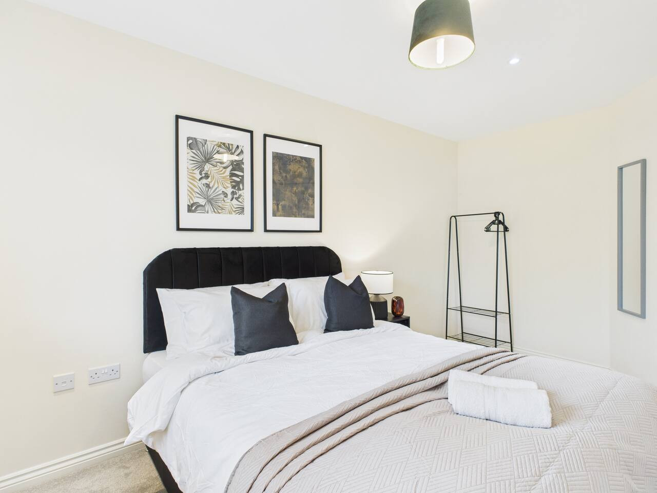 Stylish Cheltenham Apartment | Spacious | Parking