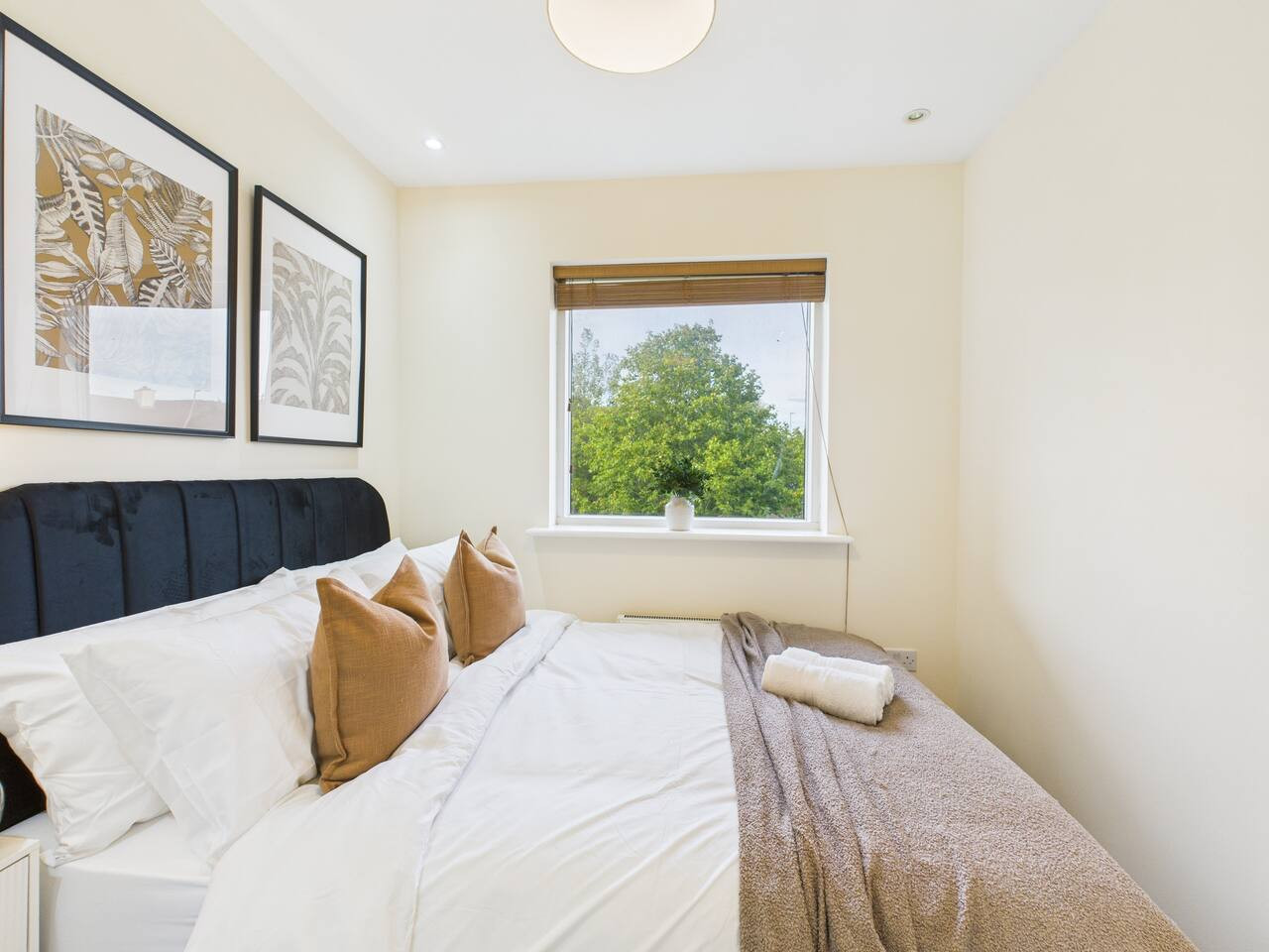 Stylish Cheltenham Apartment | Spacious | Parking