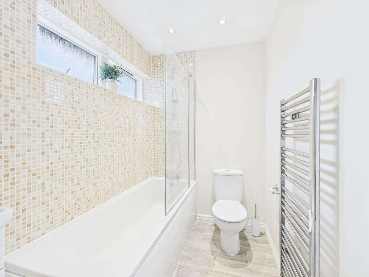 Stylish Cheltenham Apartment | Spacious | Parking