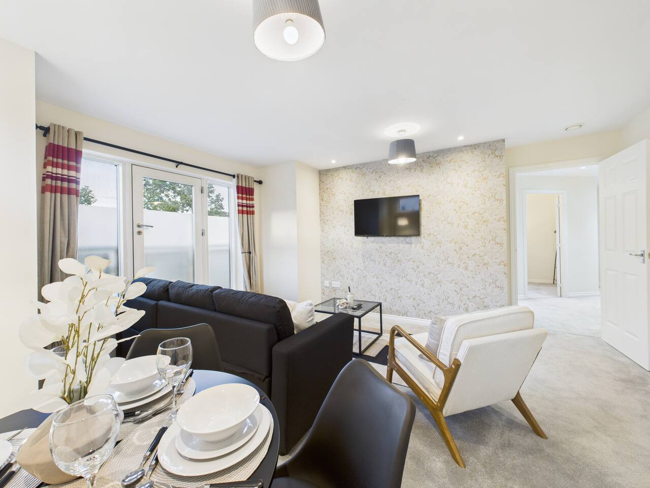 Stylish Cheltenham Apartment | Spacious | Parking
