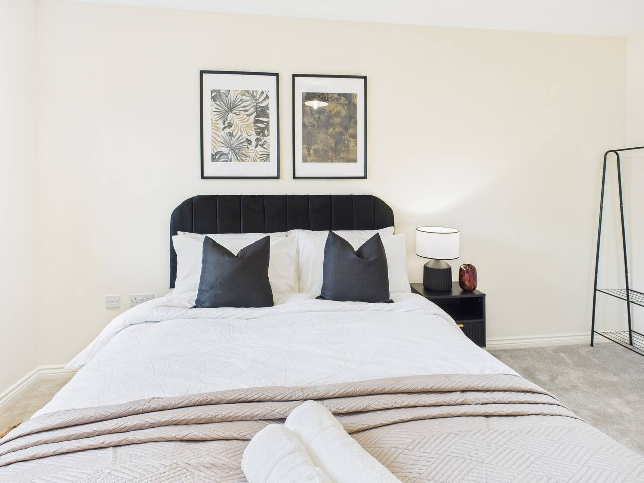 Stylish Cheltenham Apartment | Spacious | Parking