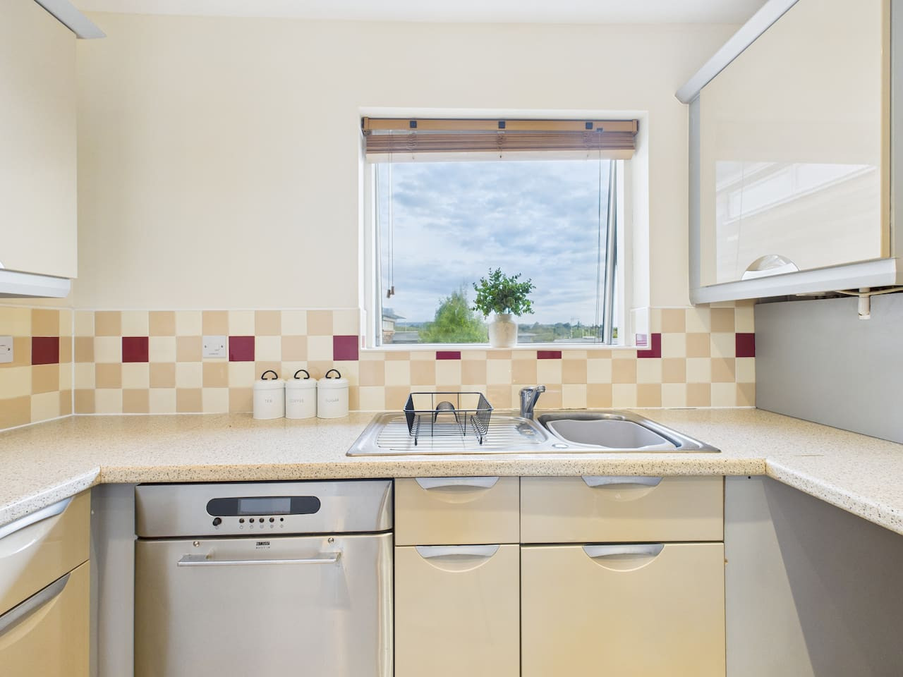 Stylish Cheltenham Apartment | Spacious | Parking