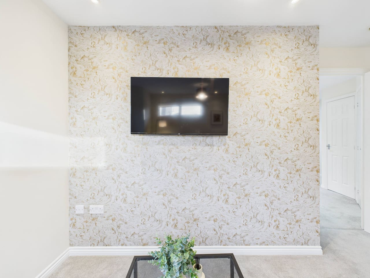 Stylish Cheltenham Apartment | Spacious | Parking