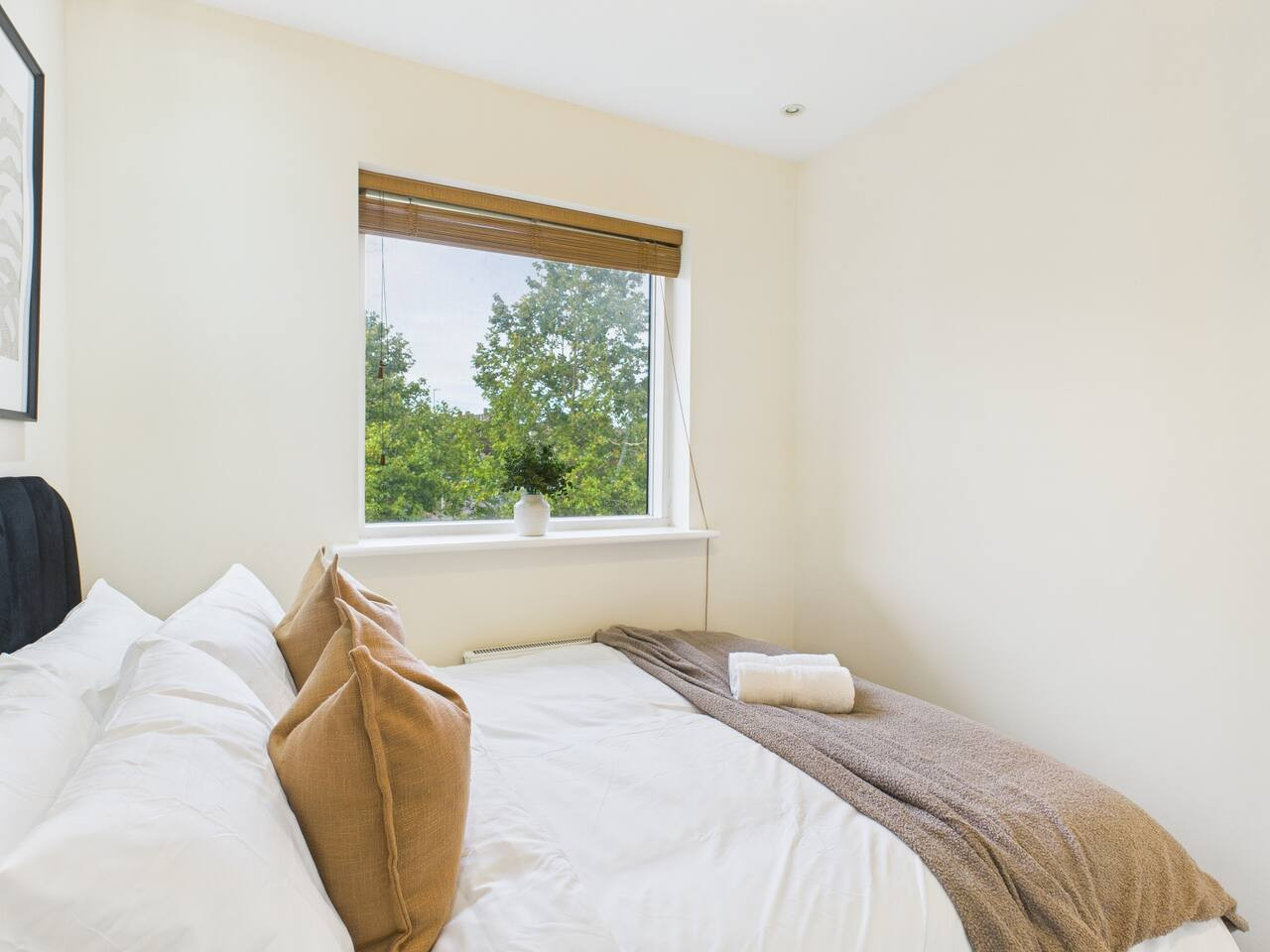 Stylish Cheltenham Apartment | Spacious | Parking