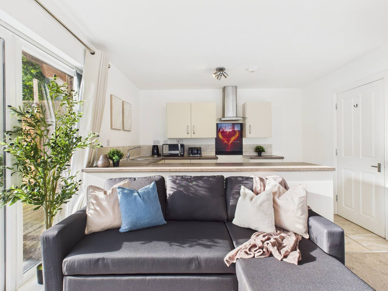 *New* | No1 Saxon Way | Gym | Pool & Spa