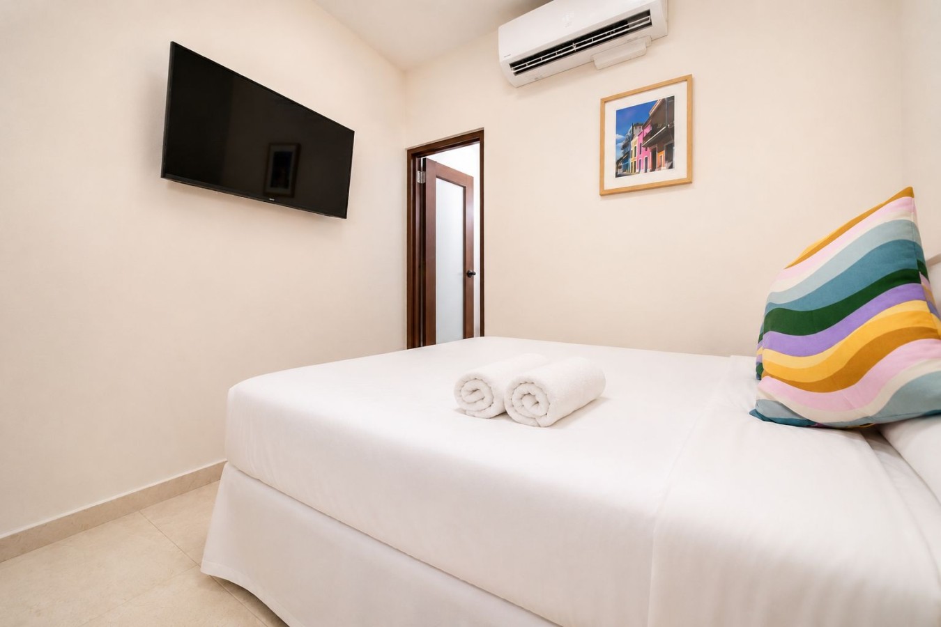 Vibrant Walkable Stay at Hotel Luz, photo 4