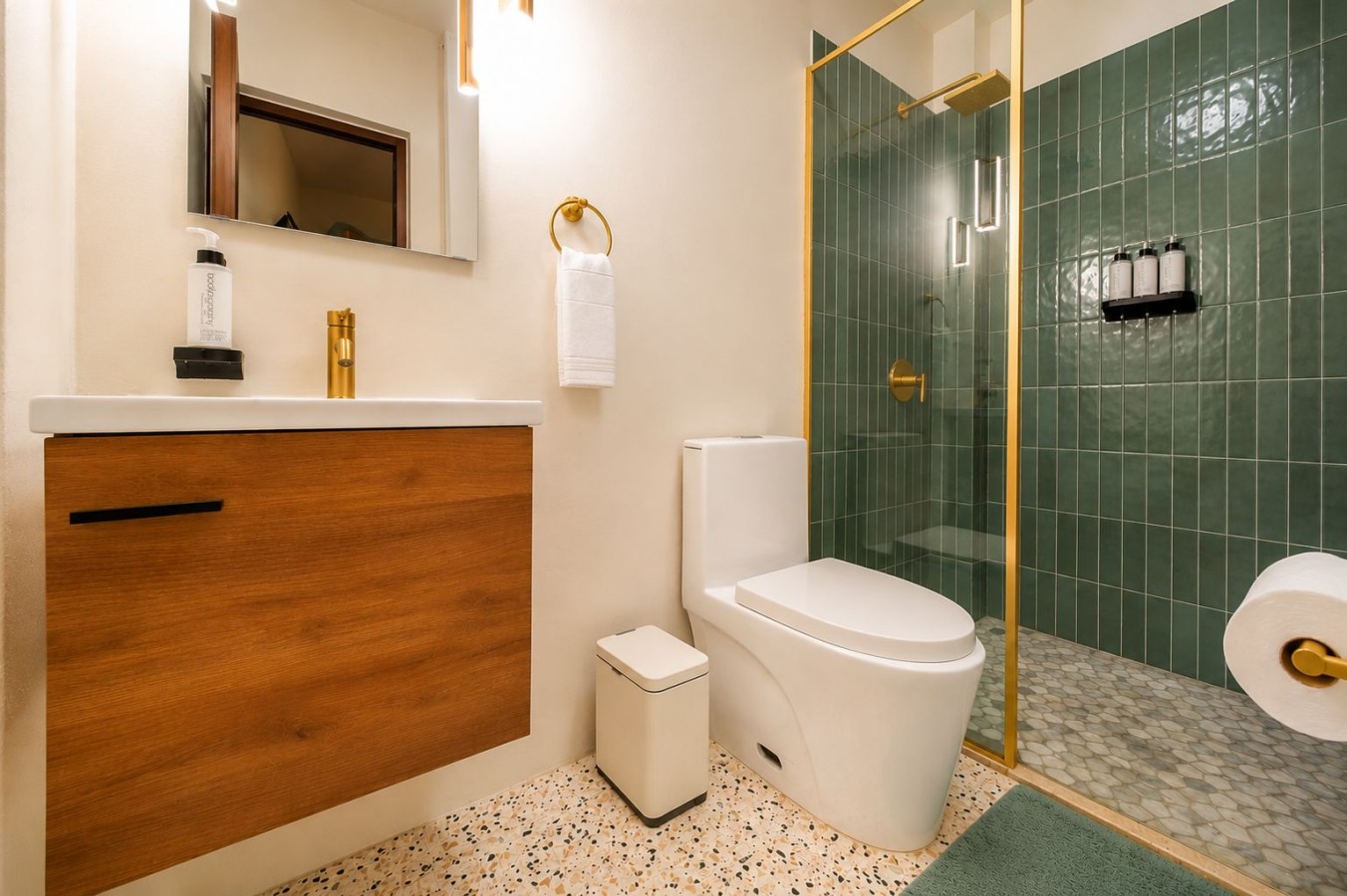 Vibrant Walkable Stay at Hotel Luz, photo 2