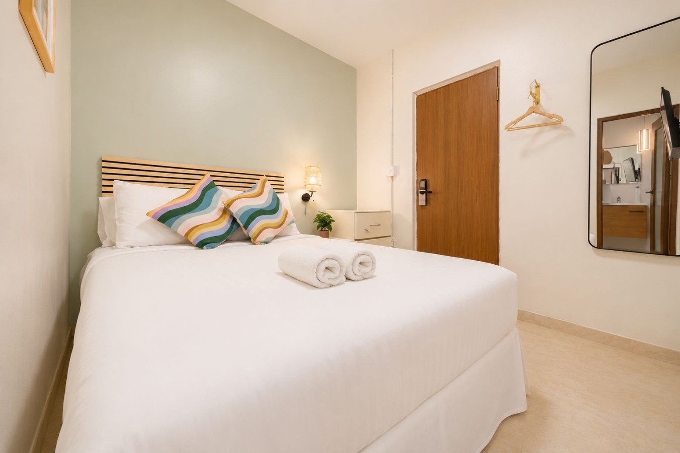 Vibrant Walkable Stay at Hotel Luz, photo 3