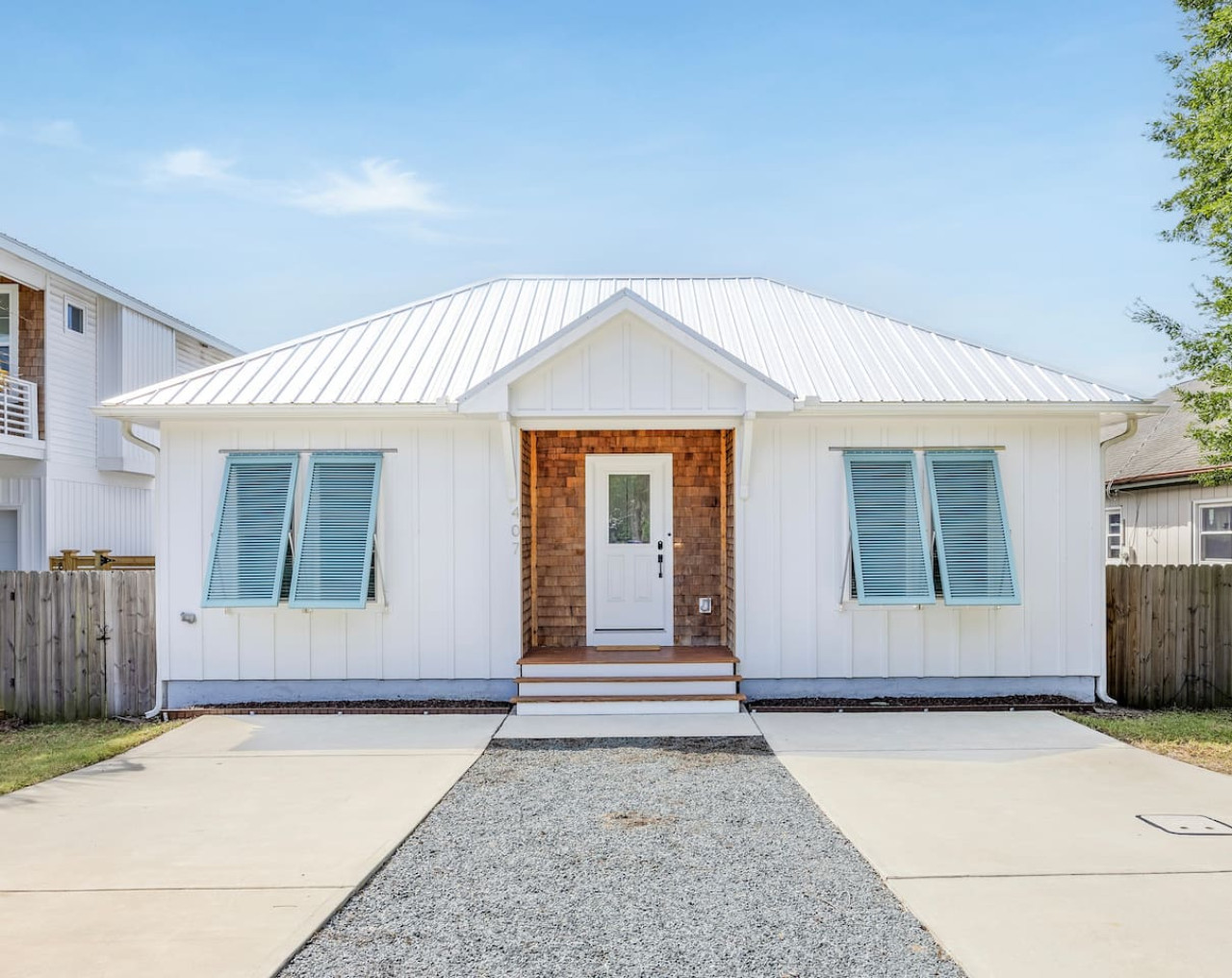 Beach Cottage, Walk to Beach, Sleeps 6, Dogs Ok!