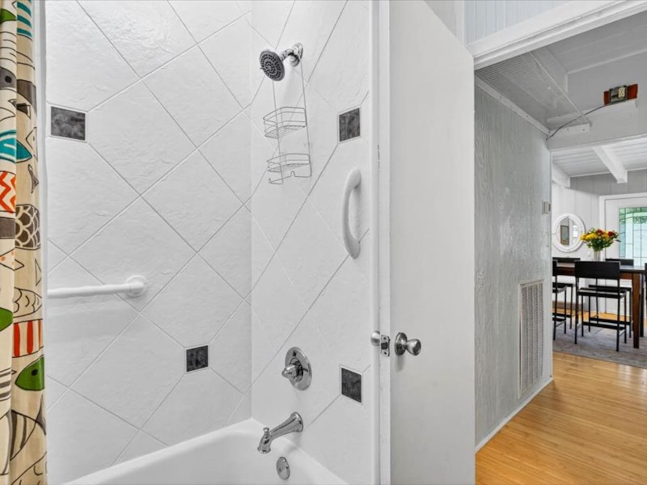 Walk to beach access | hot tub, sleeps 9!
