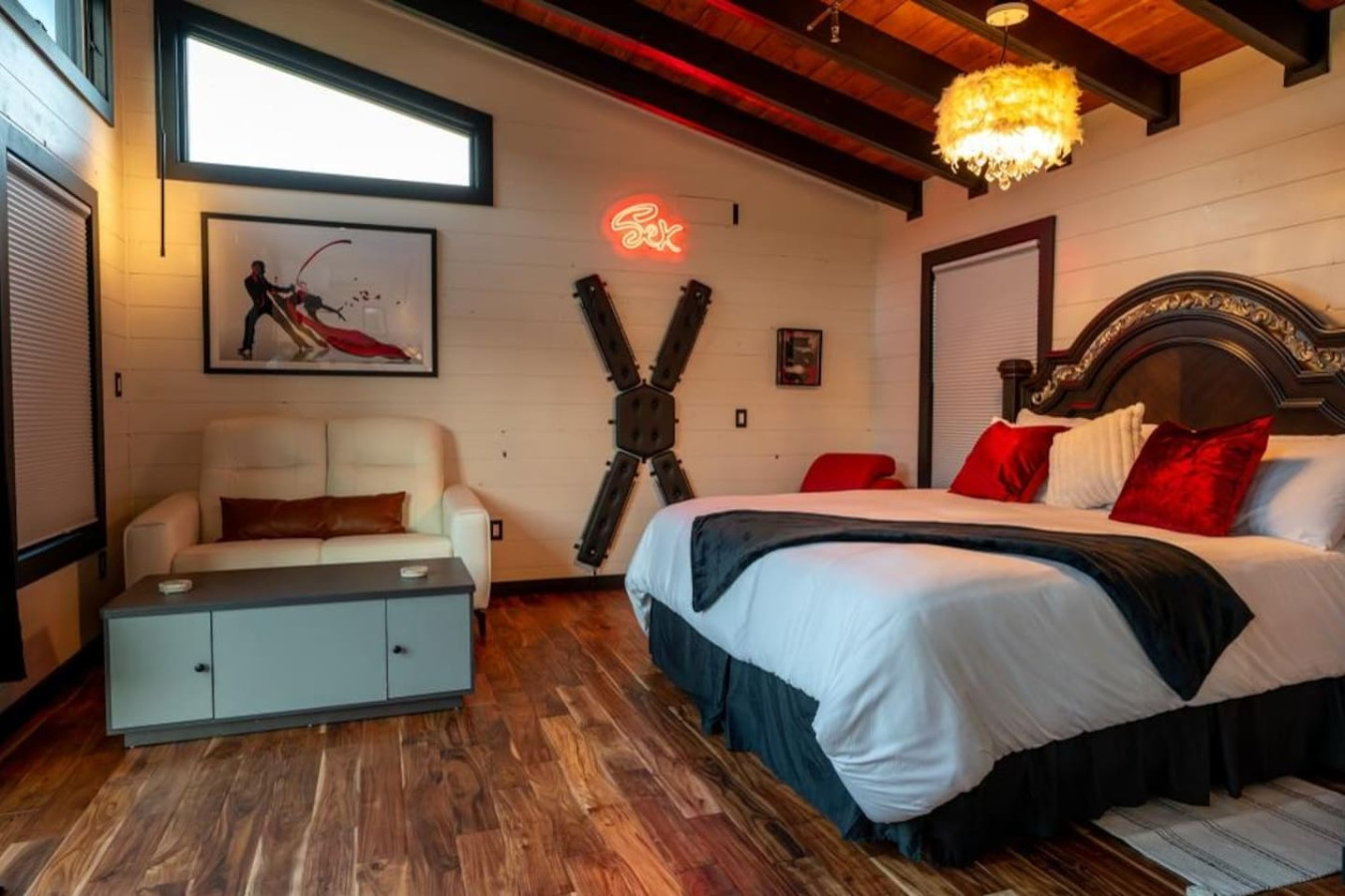 Welcome to your luxury "Red Room".  Bamboo sheets on a king-size bed.  Tantric couch and St. Andrew's Cross for making all of your fantasies come true.  Clean, comfortable modern decor to help set the mood for your romantic getaway!