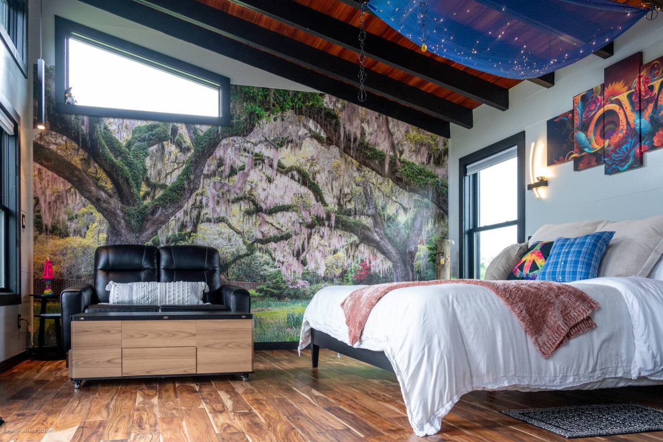 Forrest and Jenny Treehouse. Hot tub. Riverfront