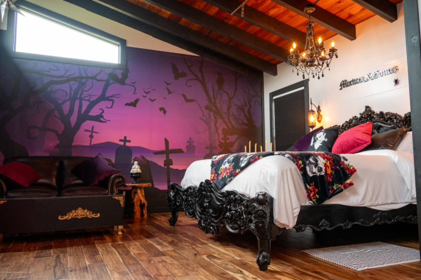 Morticia & Gomez Treehouse. Hot tub. Riverfront.