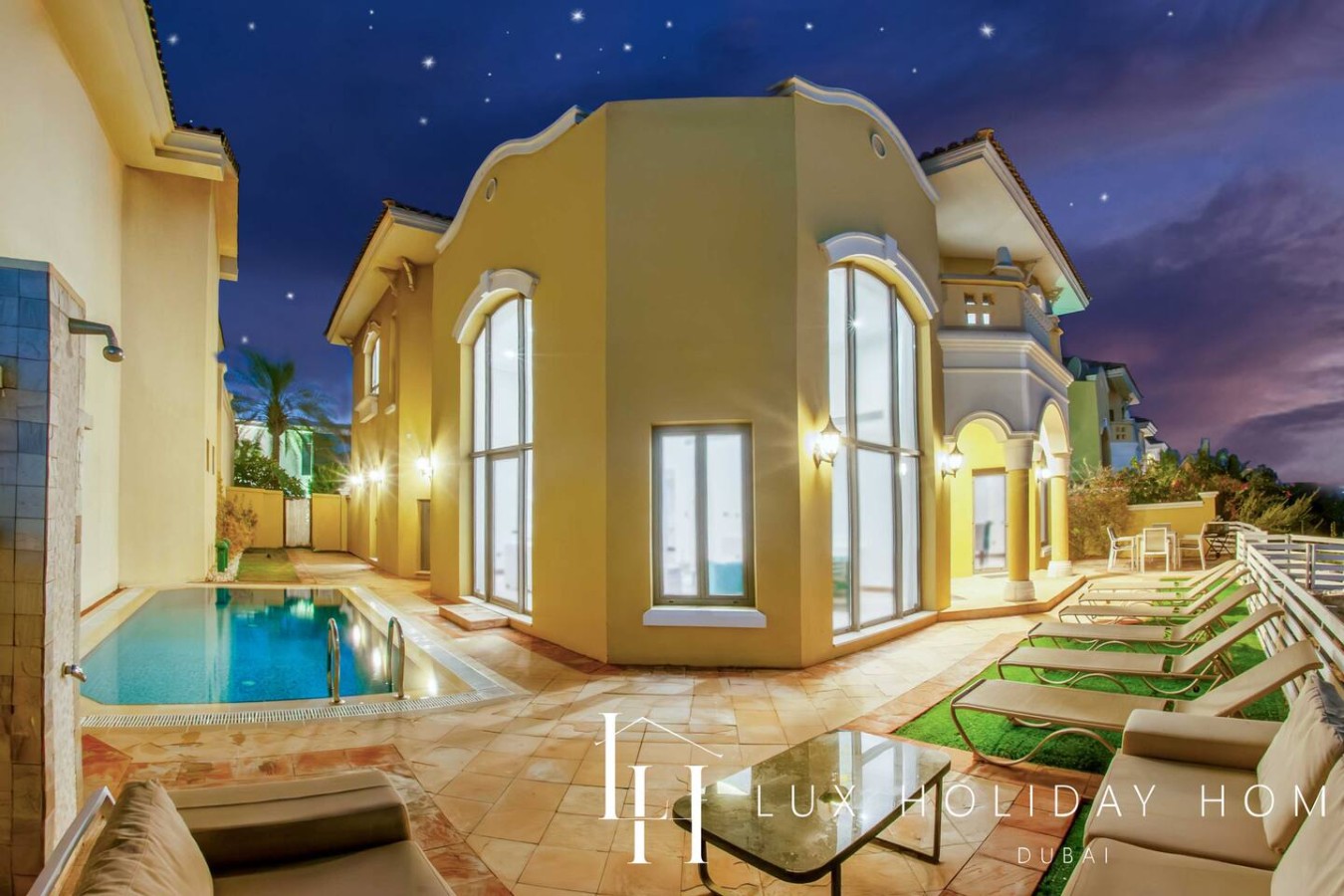 Backyard / Swimming pool / BBQ area