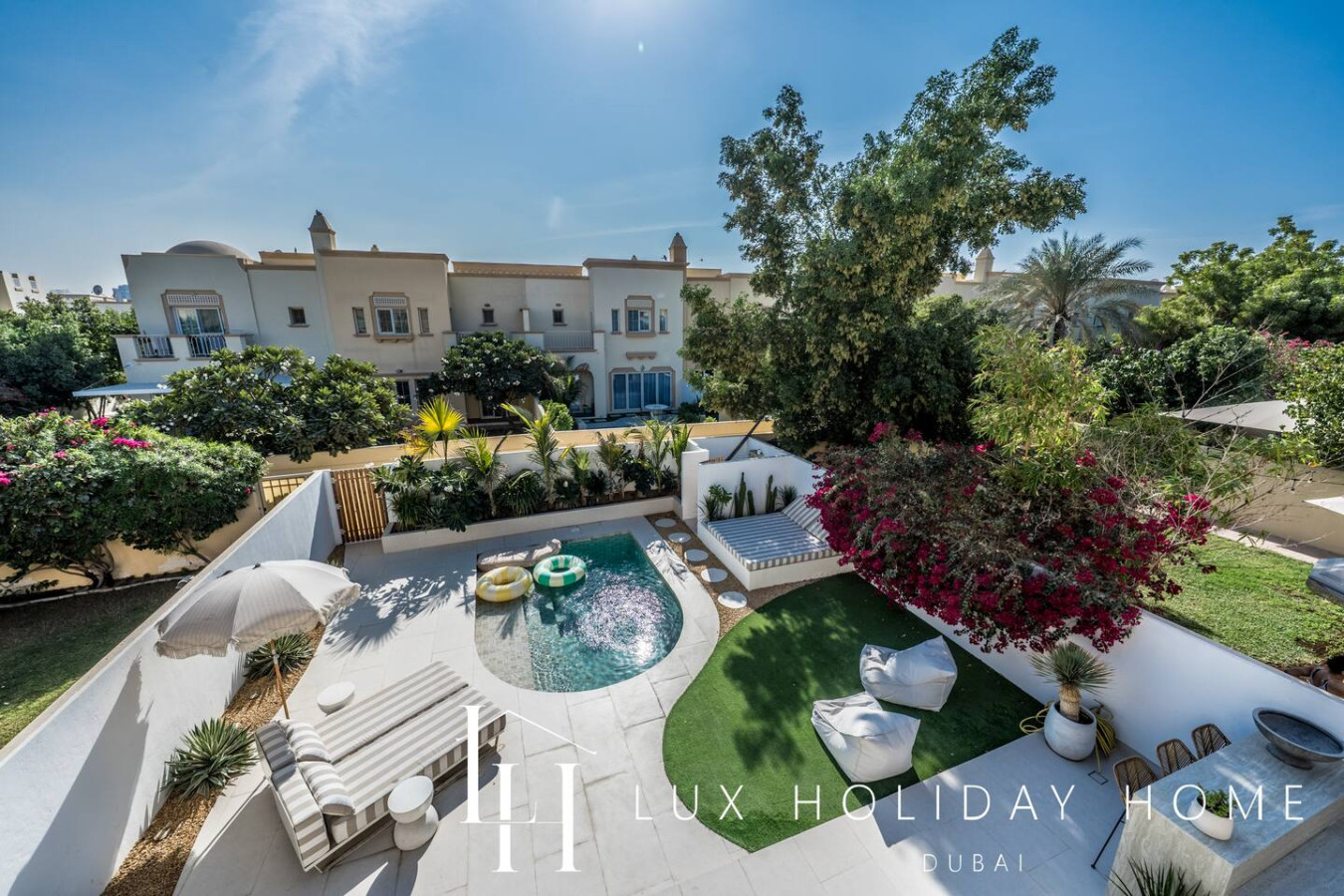 Swimming pool / Backyard