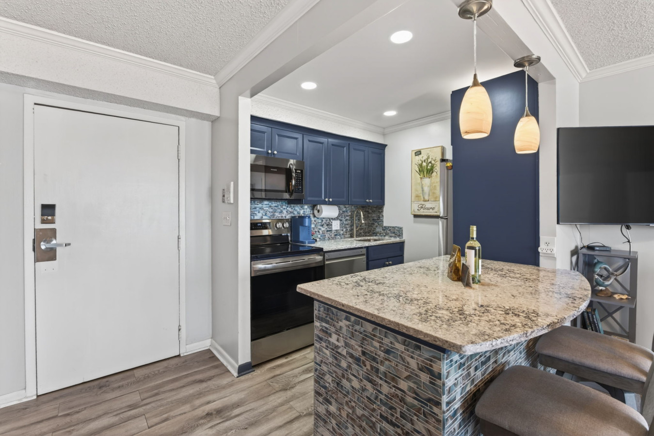 Beachwalk Modern Condo Overlooking Ocean Sunshine!