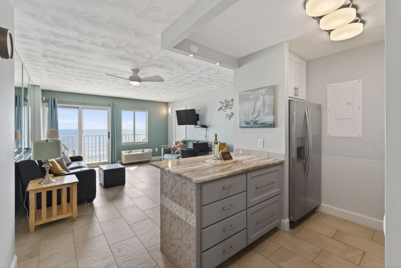 Relaxing Oceanfront Balcony Condo w/2 Queen Beds