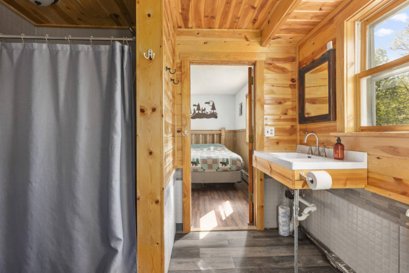 Lakeside Lodge - Bathroom (1 of 7)