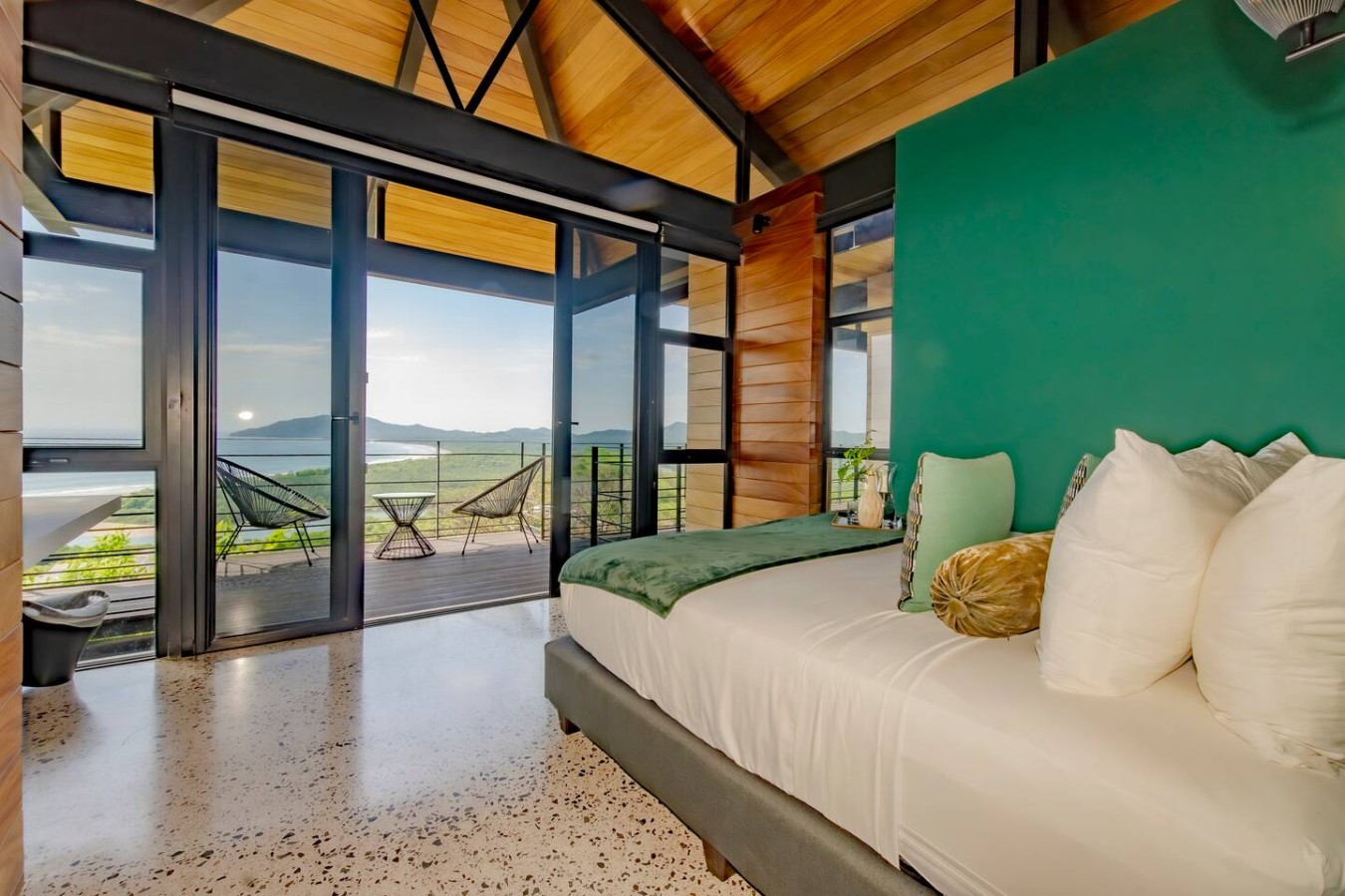 Your balcony offers a charming coffee table, ideal for breakfast with a view or an afternoon wine! Enjoy adaptable comfort in this room. Ask us about curated tours and our special wine delivery service. Experience Costa Rica with ease, book today!
