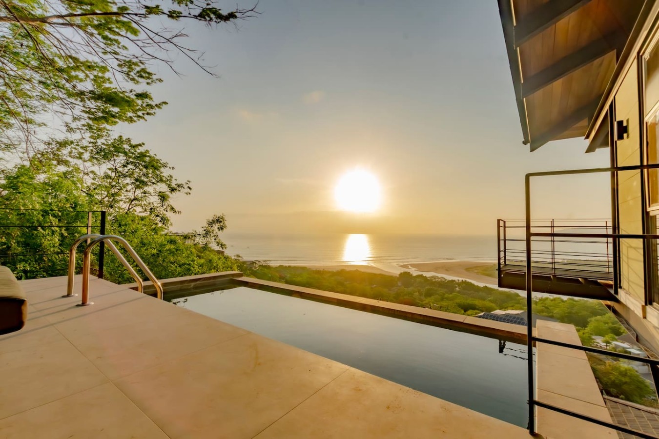 Discover your exclusive infinity pool! The perfect spot to enjoy a breathtaking sunset or cool off under the stars Fantastic LED lights offer a unique light therapy experience. Unwind in your own tranquil oasis. Book your luminous Costa Rican escape!