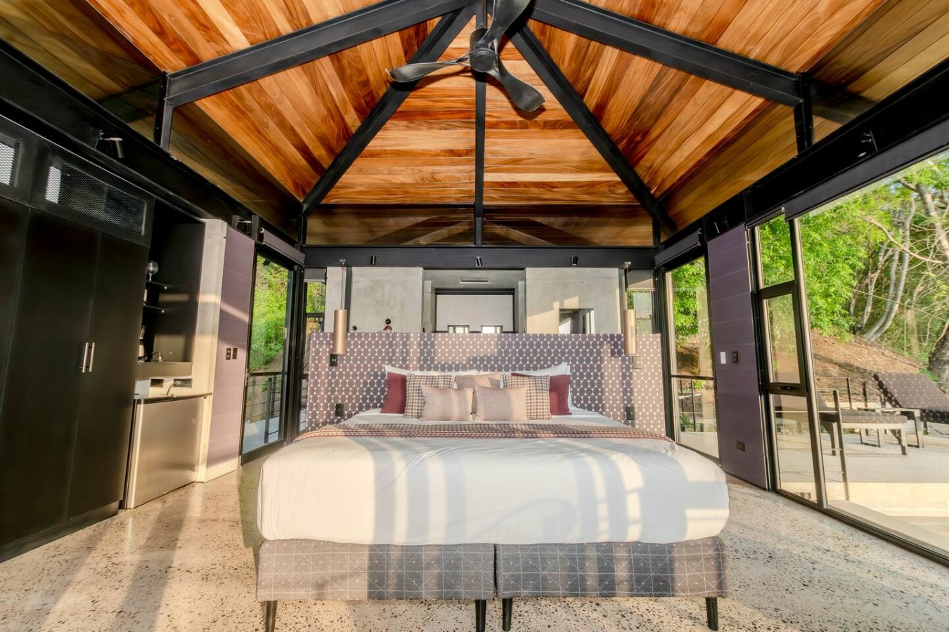 Experience the ultimate views! Surrounded by amazing nature & lush gardens, this bungalow offers the best vistas in the house. Features a king bed & A/C for sublime comfort. Immerse yourself in Costa Rica's beauty. Book your panoramic escape today!