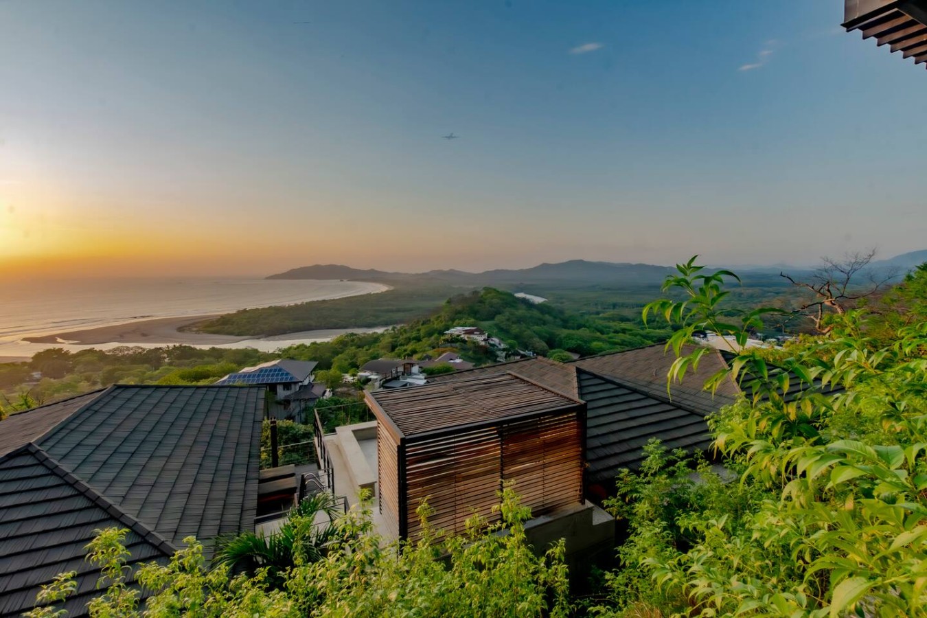 As the sun dips below the horizon, witness breathtaking ocean views extending to Marino Las Baulas National Park! This stunning backdrop sets the scene for romance. Imagine a private sunset cruise. Ask us to book your romantic Costa Rican experience!