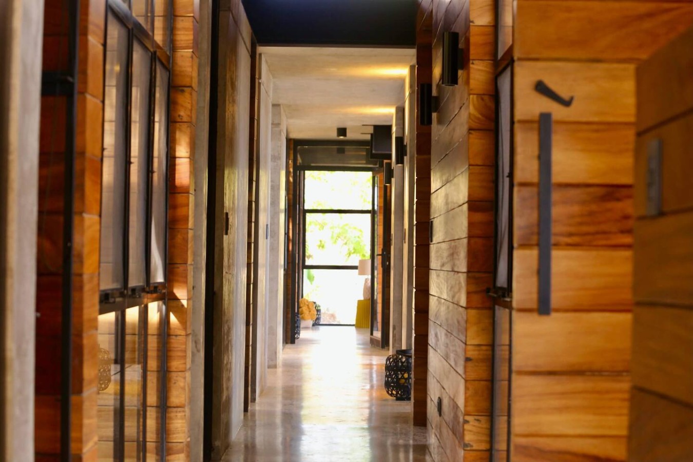 Bathed in natural light, our home offers serene tranquility. This ambiance the perfect stage for relaxation. Enhance your peace of mind with our additional housekeeping and dedicated concierge services, tailored to your needs. Book today your stay!