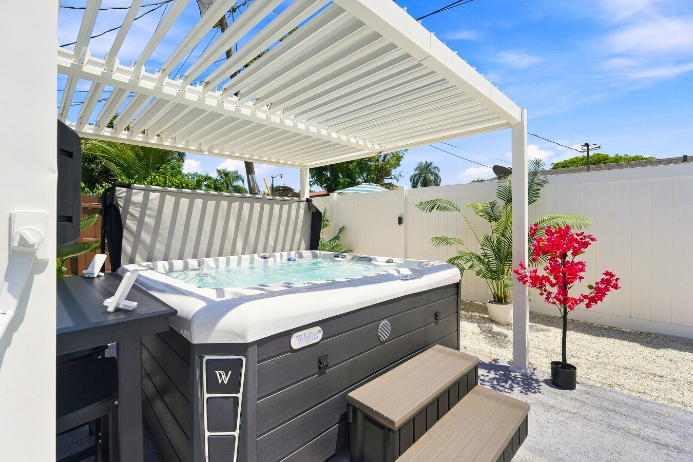Modern Spa Home | Luxury Hot tub! Mins to Beach