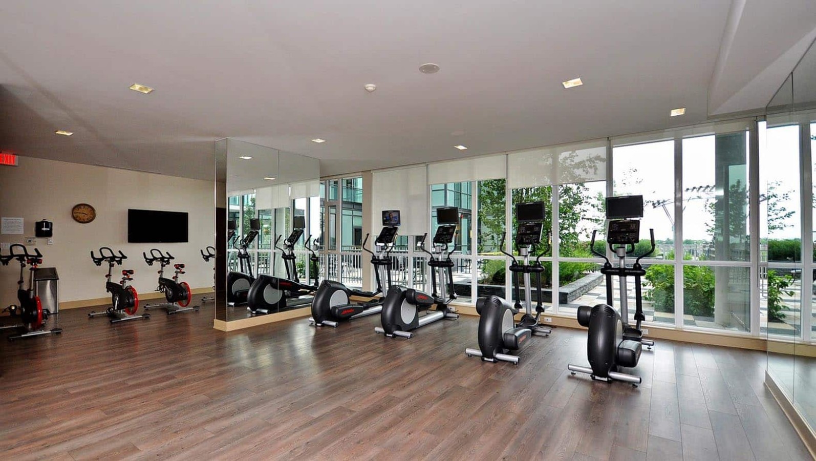 Penthouse 2BR+Den | Skyline Views • SQ1 • Parking — furnished suite photo 31 in Mississauga