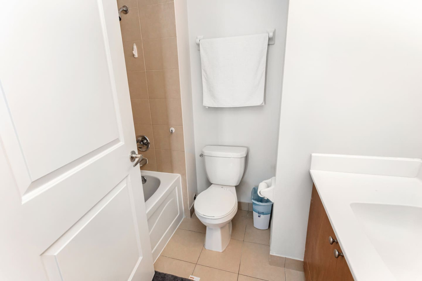 Lavish 2BR/2Bath Condo Steps to Square One Mall photo 26