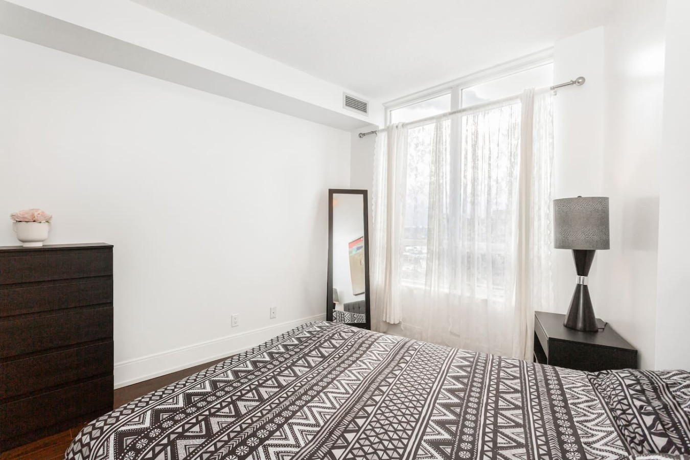 Luxurious 2BR/2BATH Condo- Steps from Square One photo 43