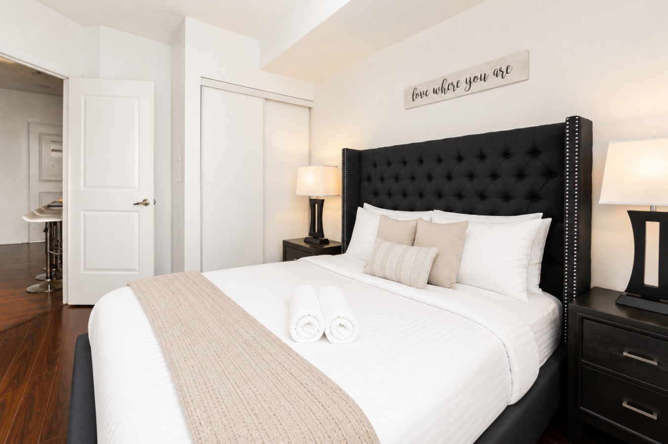 Luxurious 2BR/2BATH Condo- Steps from Square One — furnished suite photo 45 in Mississauga