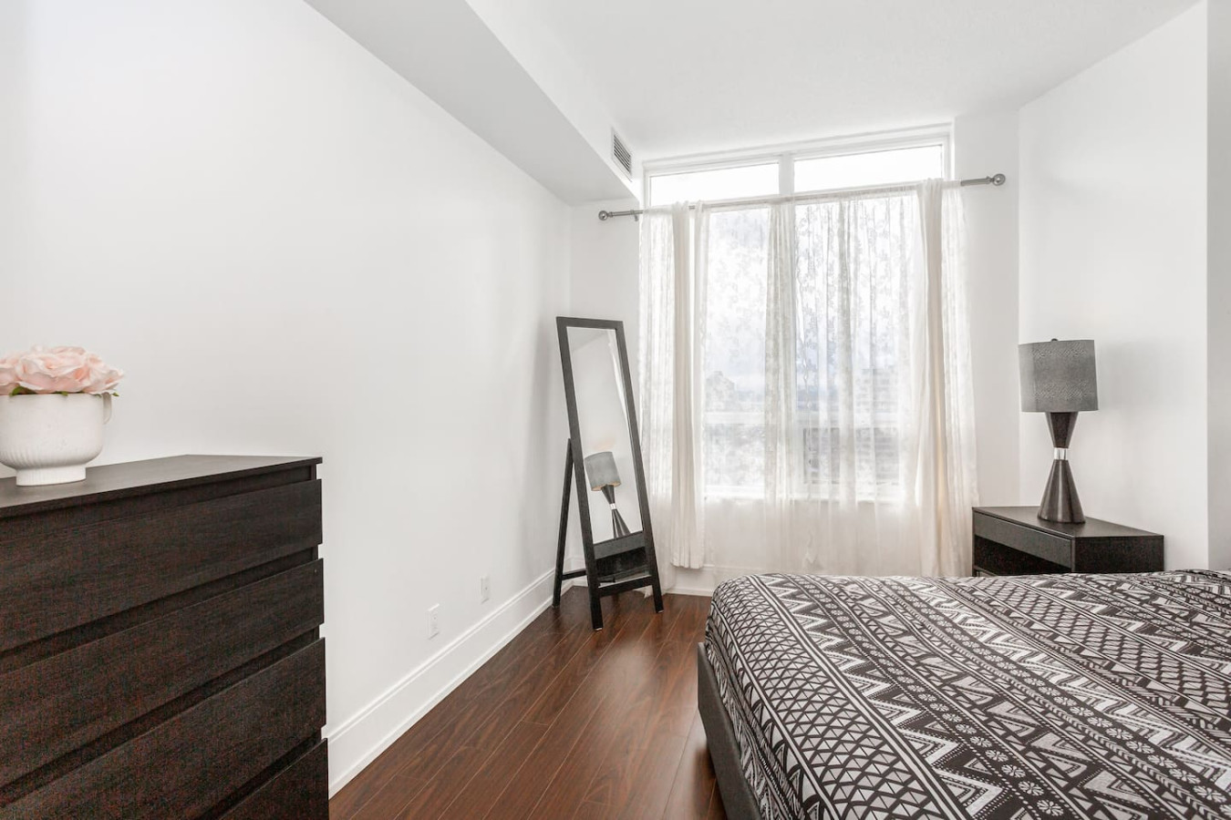 Luxurious 2BR/2BATH Condo- Steps from Square One photo 42
