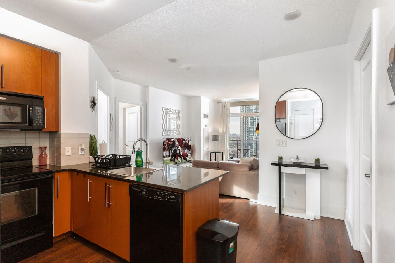 Luxurious 2BR/2BATH Condo- Steps from Square One photo 2