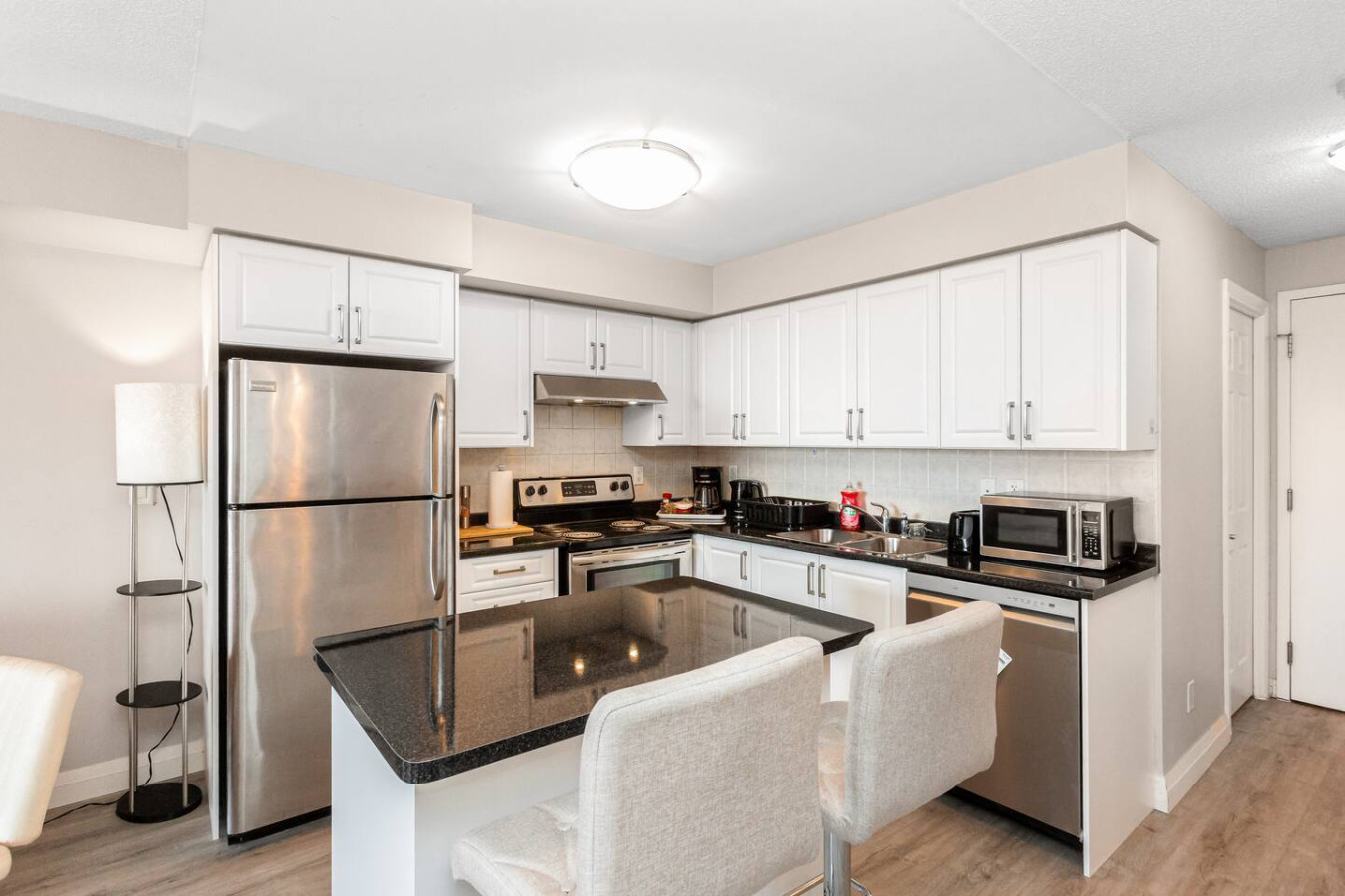 SkyView 2+1 Condo|Stunning Views|Steps to SQ1 Mall photo 5