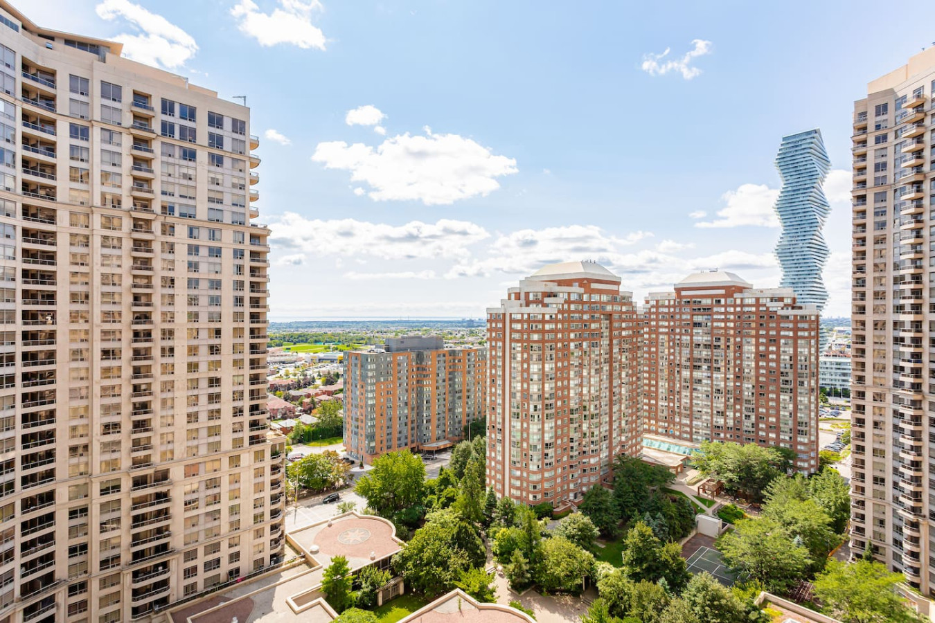 SkyView 2+1 Condo|Stunning Views|Steps to SQ1 Mall photo 16